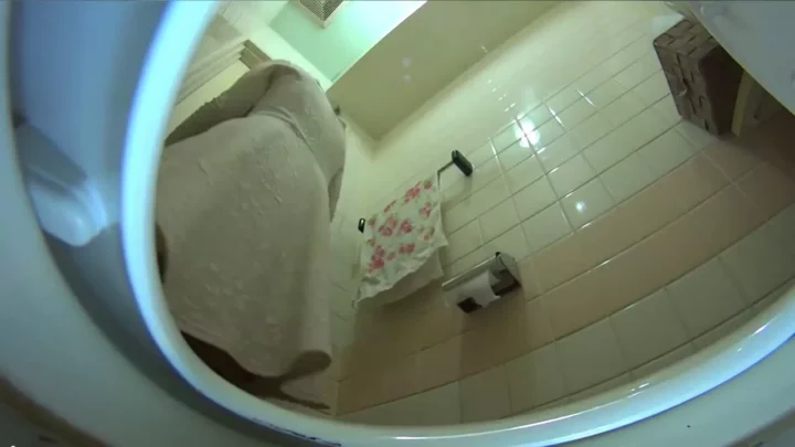 覗き見Gカップ！カフェのトイレで盗撮され続けた女 のスクリーンショット 3