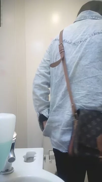 コンビニトイレ盗撮！まさかの美人客が… のスクリーンショット 3