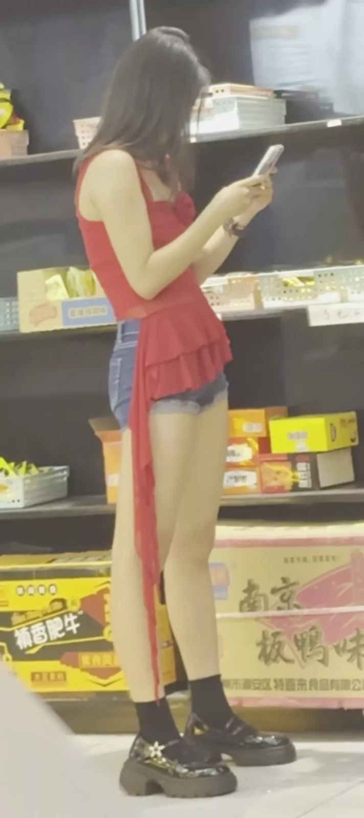 【盗撮】トイレで激写！踊る女神の美脚がチラリ