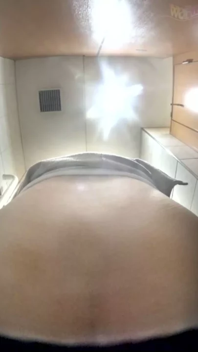 覗き見の快感！トイレ盗撮で見つけた禁断の光景 のスクリーンショット 3