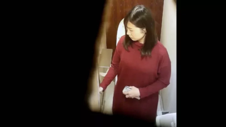 花園熟女の秘め事：公衆トイレで繰り広げられる官能劇