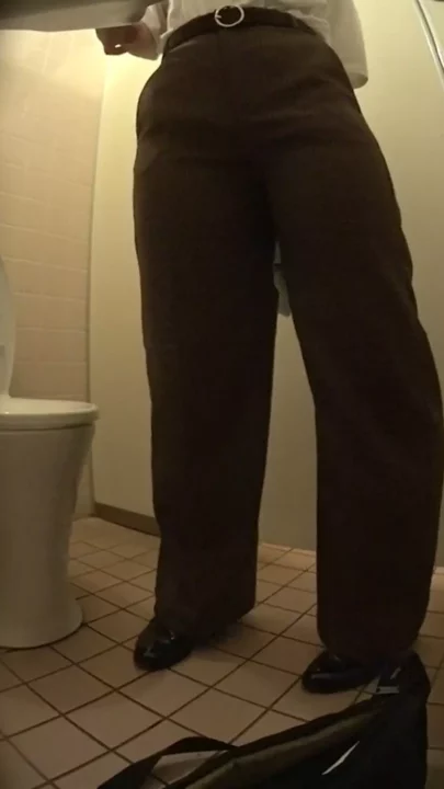 地下鉄トイレ盗撮！密室で悶える女性を隠し撮り のスクリーンショット 3