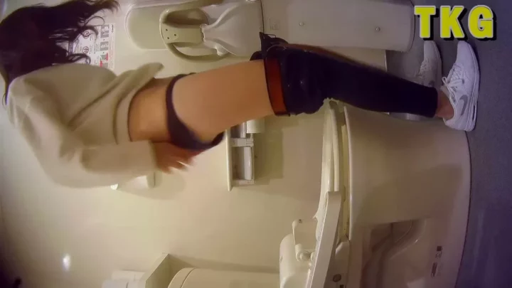 女子トイレ盗撮！和式便器での大胆放尿を激写