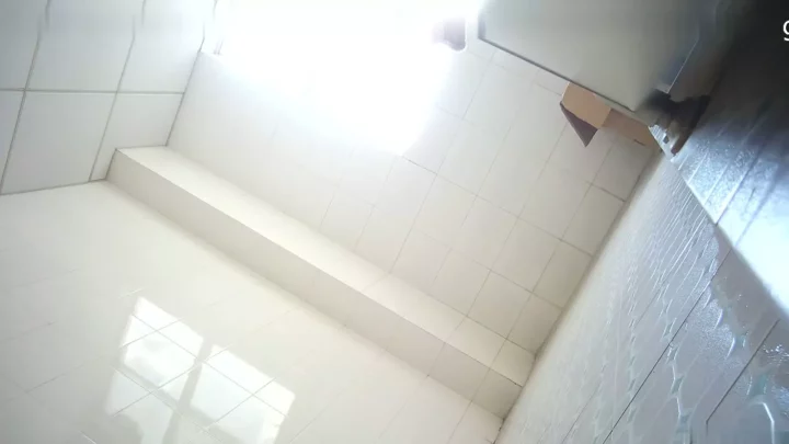 女子トイレ盗撮！和式便器での大胆放尿を激写 のスクリーンショット 11