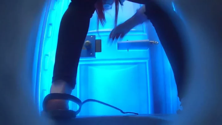 真夏の衝撃！ビーチの公衆トイレで決死の盗撮