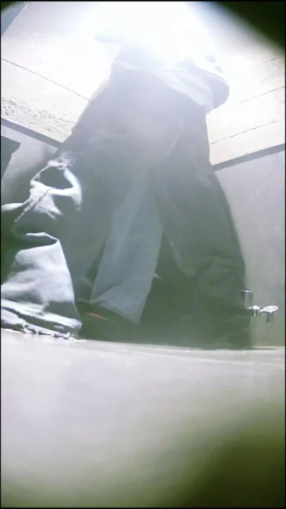 監視カメラが捉えた…トイレでの衝撃的な行為