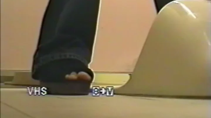 名古屋トイレ盗撮！〇リちゃんの無防備な瞬間 のスクリーンショット 3