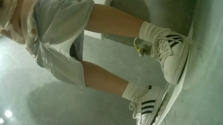 【盗撮】中国の豪華KTVトイレでまさかの隠し撮り！ のスクリーンショット 12