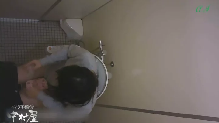 名門大学の女子トイレで繰り広げられる秘密の覗き見 のスクリーンショット 4
