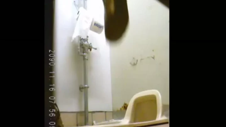 【4K】台湾の和式トイレに仕掛けた隠しカメラ！ のスクリーンショット 12