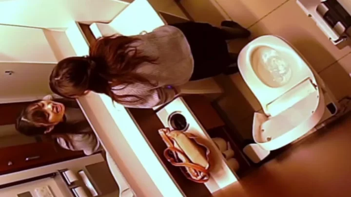 覗き見Gカップ！カフェのトイレで盗撮され続けた女 のスクリーンショット 12