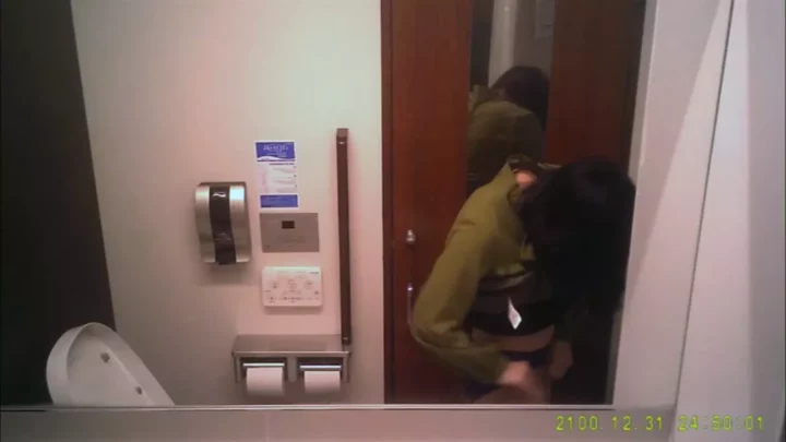 隠し撮り！トイレで魅せる花園彼女たちの秘密 のスクリーンショット 8