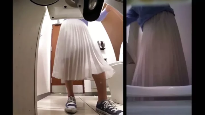 花園熟女の秘め事：公衆トイレで繰り広げられる官能劇 のスクリーンショット 12