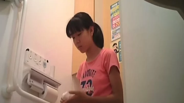 トイレでこっそり… 女子高生のおしがま体験！ のスクリーンショット 8