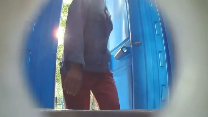 監視カメラが捉えた！女子トイレの衝撃的な瞬間 のスクリーンショット 4