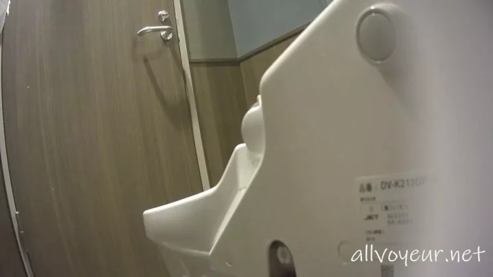 女子トイレ潜入！美尻を覗き見【突撃！隣の女子トイレ46】 のスクリーンショット 4