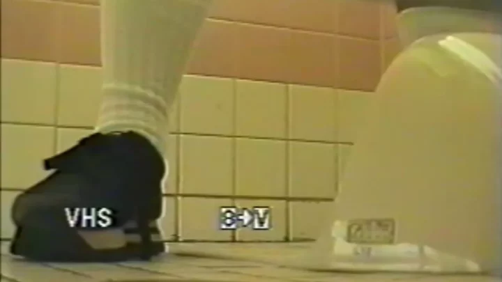 名古屋トイレ盗撮！〇リちゃんの無防備な瞬間 のスクリーンショット 4