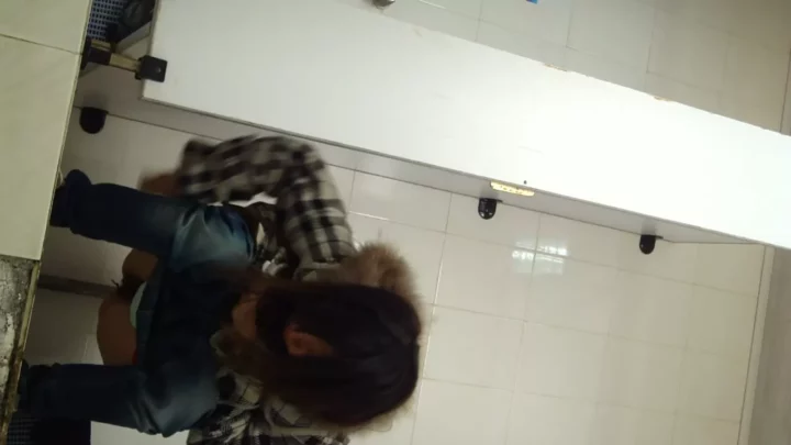 中国開放トイレ盗撮：無防備な女性たちの秘密 のスクリーンショット 9