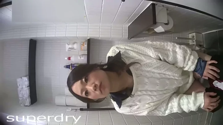 大胆不敵！隠しカメラが捉えたトイレでの決定的瞬間 のスクリーンショット 1