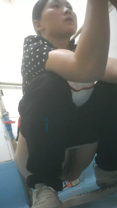 女子学生トイレ盗撮！隠しカメラが捉えた極秘映像 のスクリーンショット 5