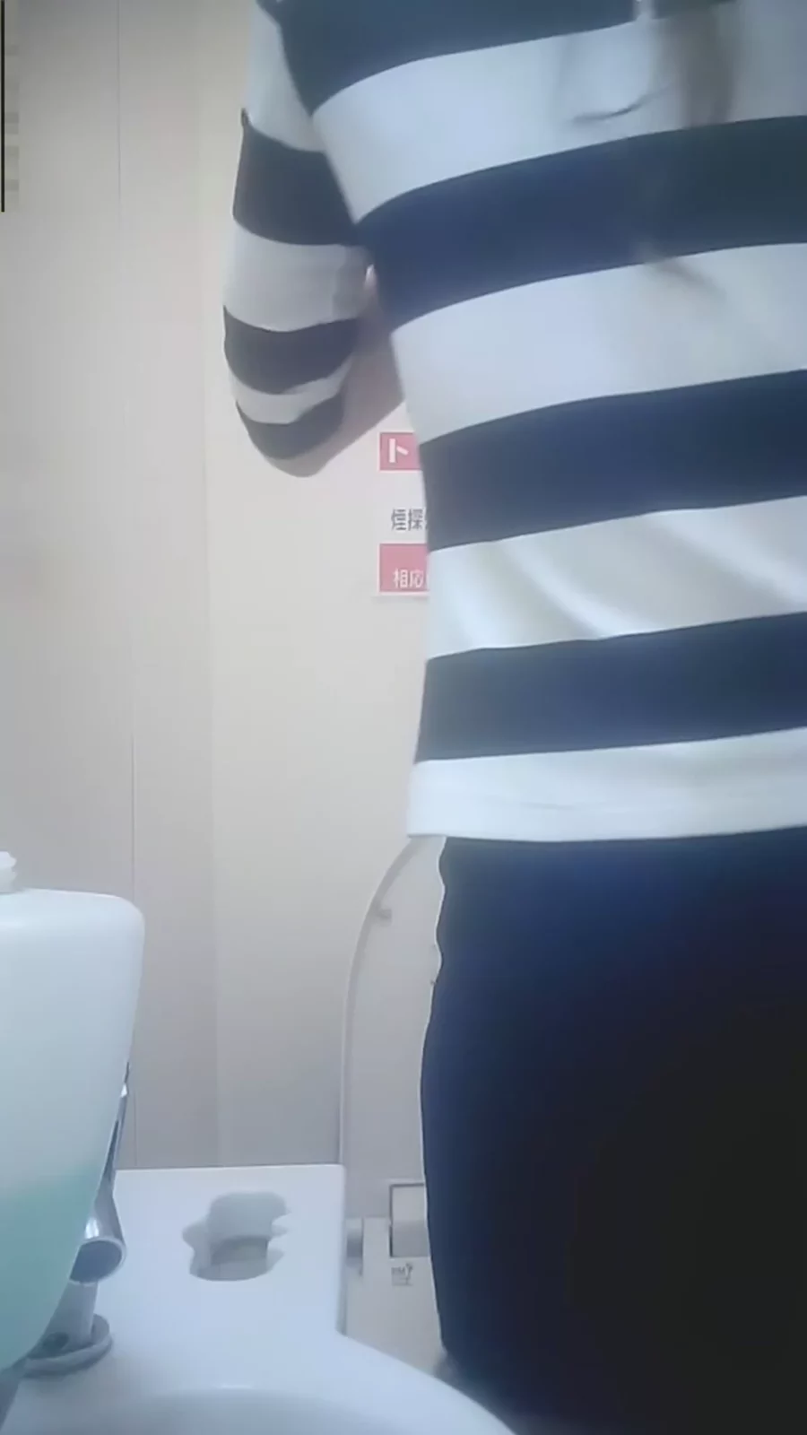 コンビニトイレで隠し撮り！美少女の秘密の瞬間