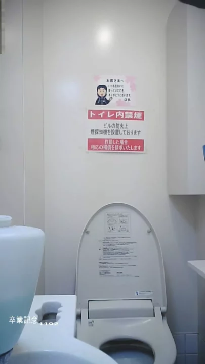 コンビニトイレ盗撮！清楚系美女の秘められた姿に興奮 のスクリーンショット 1