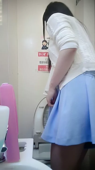 【隠し撮り】美人店員がトイレで魅せる無防備な姿 のスクリーンショット 1