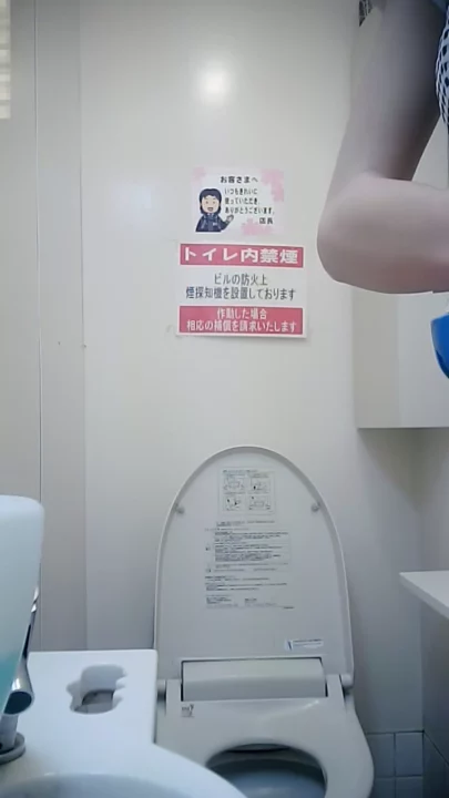 【隠し撮り】美人店員がトイレで魅せる無防備な姿 のスクリーンショット 5
