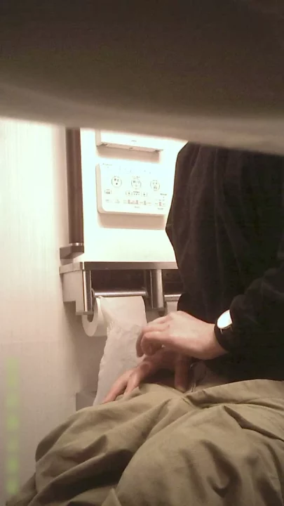 真夏の海の家トイレで！8人の美女が繰り広げる秘密の誘惑 のスクリーンショット 1