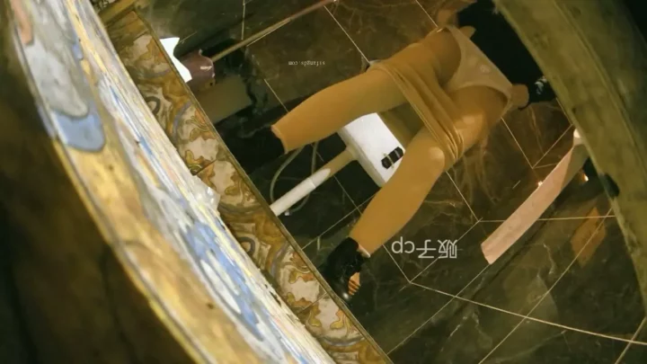 中国の個室トイレで盗撮！美女を隠し撮り のスクリーンショット 1