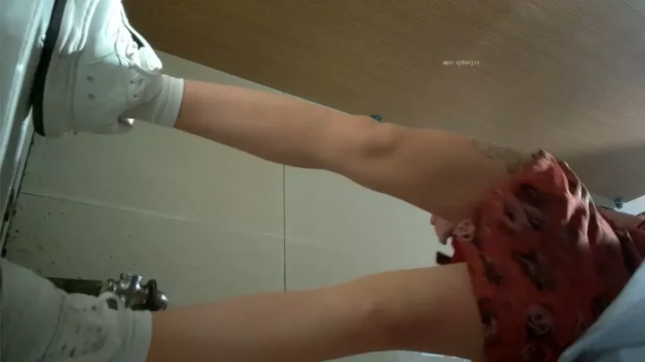 バーの女子トイレで衝撃の隠し撮り！ のスクリーンショット 1