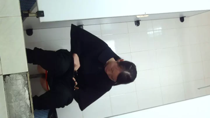 中国開放トイレ盗撮：無防備な女性たちの秘密 のスクリーンショット 1