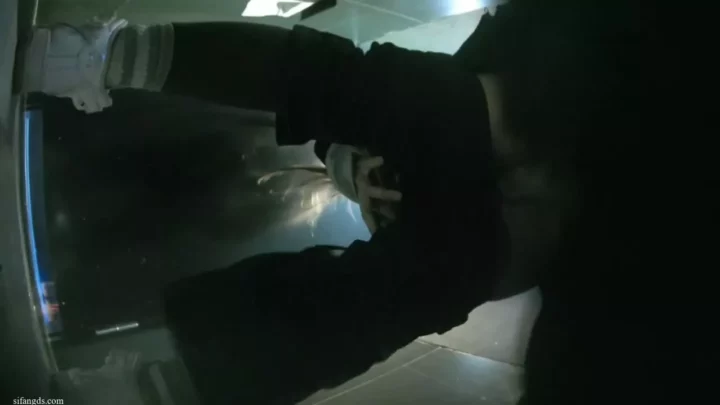 中国の公衆トイレで盗撮！衝撃の女子トイレ覗き見 のスクリーンショット 10