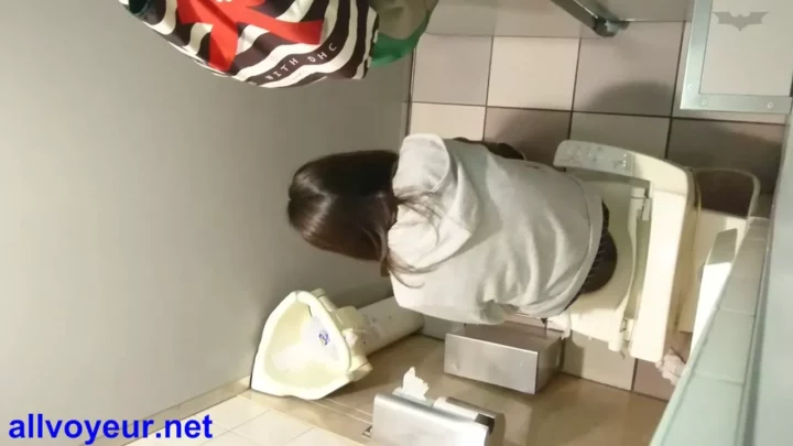 大胆不敵！隠しカメラが捉えたトイレでの決定的瞬間 のスクリーンショット 14