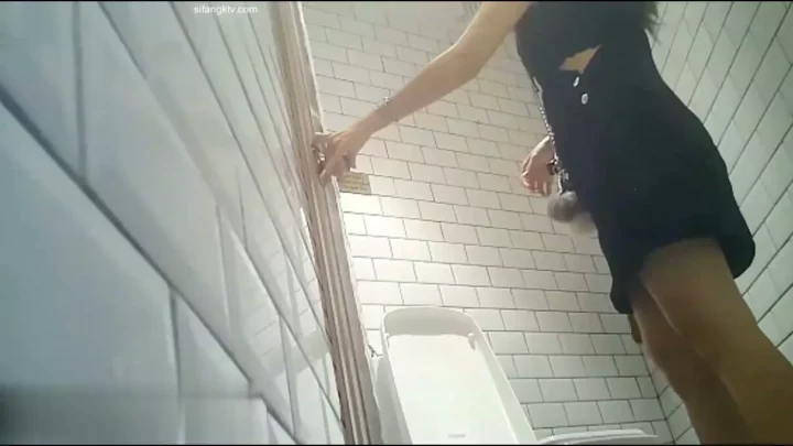 トイレで盗撮！クラブの熱気と無防備な美女たち のスクリーンショット 2