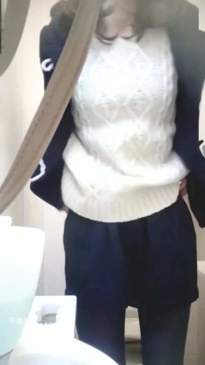 コンビニトイレ盗撮！清楚系美女の秘められた姿に興奮 のスクリーンショット 2