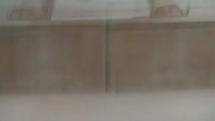 台湾の公衆トイレで盗撮！美女たちのハプニングが満載 のスクリーンショット 2