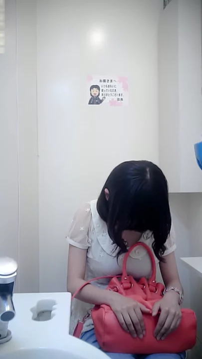 コンビニトイレ盗撮！清楚系美女の秘められた姿に興奮 のスクリーンショット 6