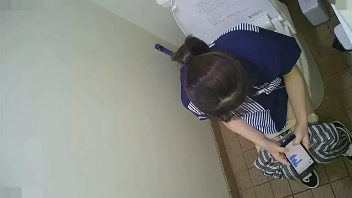 百貨店トイレ2カメ盗撮！隠し撮りされた美女の秘密 のスクリーンショット 6