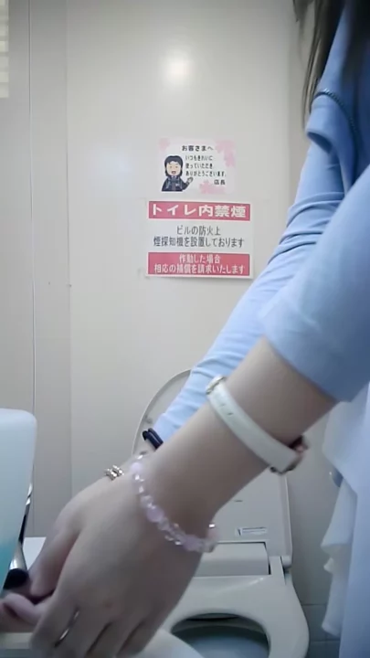 【隠し撮り】美人店員がトイレで魅せる無防備な姿 のスクリーンショット 2