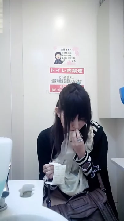 【隠し撮り】美人店員がトイレで魅せる無防備な姿 のスクリーンショット 6