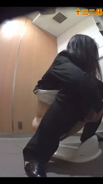 盗撮された女子トイレの秘密！覗き見カメラ18連発 のスクリーンショット 6