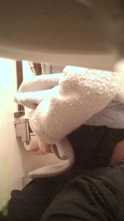 真夏の海の家トイレで！8人の美女が繰り広げる秘密の誘惑 のスクリーンショット 2