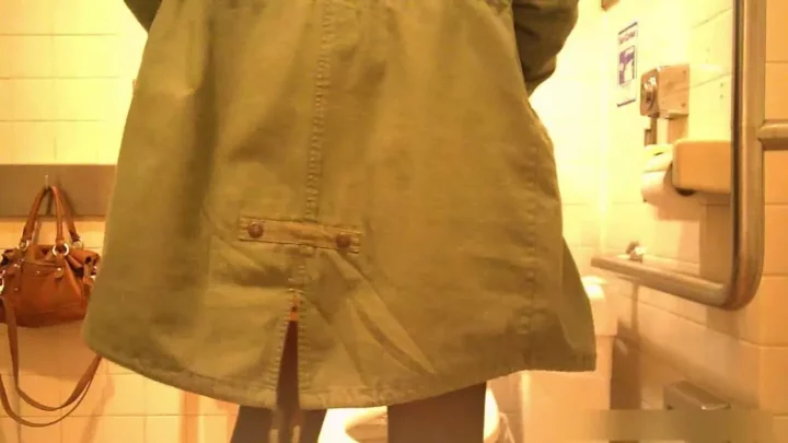 【衝撃映像】デパートの裏側で繰り広げられる秘密のトイレ盗撮 のスクリーンショット 6