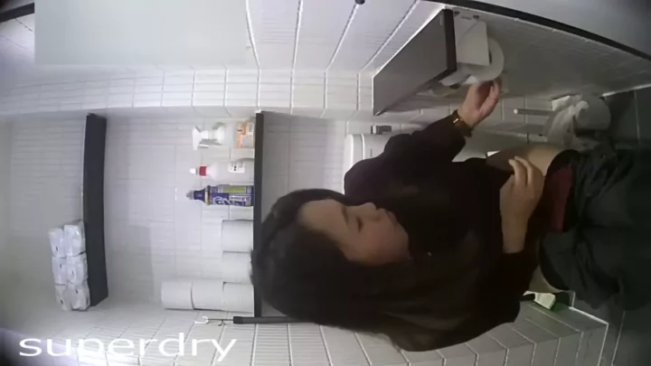 大胆不敵！隠しカメラが捉えたトイレでの決定的瞬間 のスクリーンショット 3