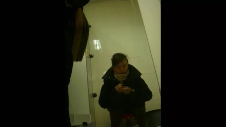 中国のショッピングモールで遭遇！美熟女トイレ盗撮