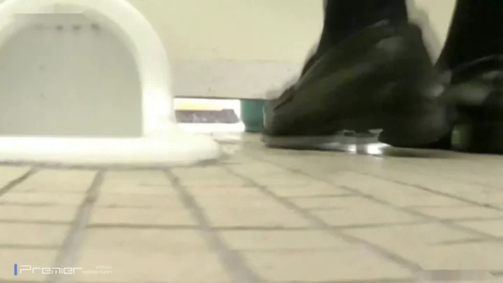 【復讐のトイレ盗撮Vol.05】憧れの先輩の秘密の瞬間を激写！