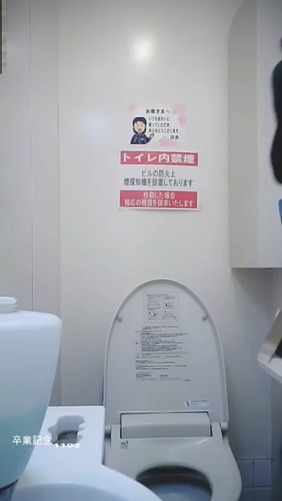 コンビニトイレ盗撮！清楚系美女の秘められた姿に興奮 のスクリーンショット 3