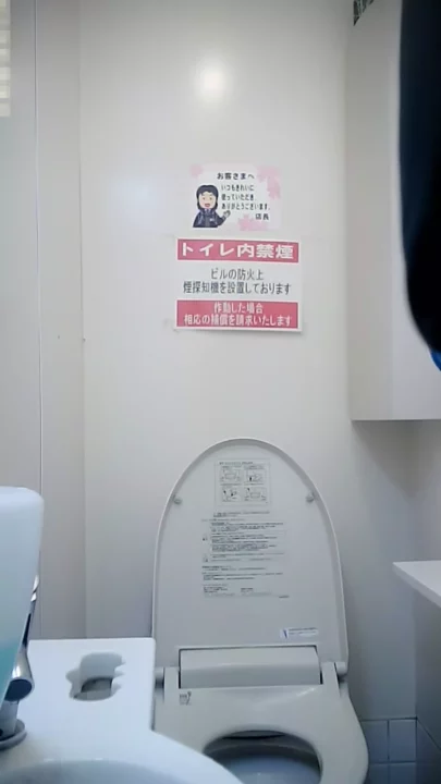 【隠し撮り】美人店員がトイレで魅せる無防備な姿
