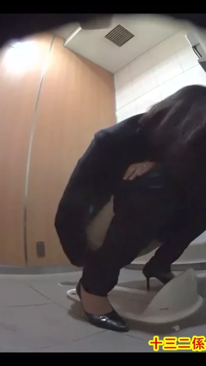 盗撮された女子トイレの秘密！覗き見カメラ18連発 のスクリーンショット 3